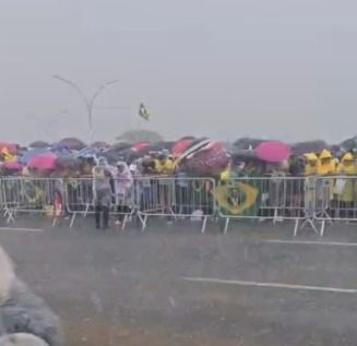 Vídeo mostra momento em que raio atinge manifestação com Nikolas em Brasília