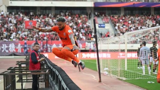 Atacante Pedro Henrique comemora gol pelo Yunnan Yukun, da China