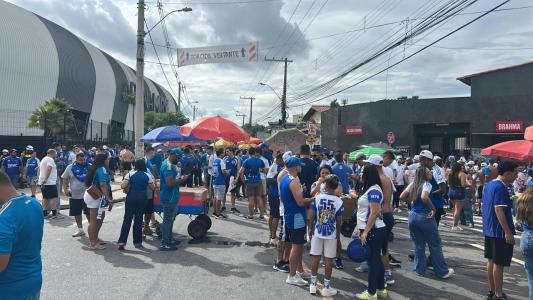 Torcida do Cruzeiro se concentra do lado de fora da Arena MRV antes de clássico contra Atlético