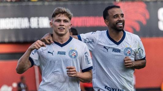 Dell (à esq.) comemora gol do Bahia sobre o Vitória ao lado de Caio Alexandre