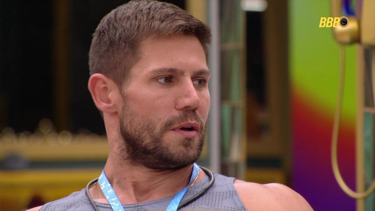 Vídeo mostra momento em que Jonas cai ao tentar atender Big Fone no BBB 26