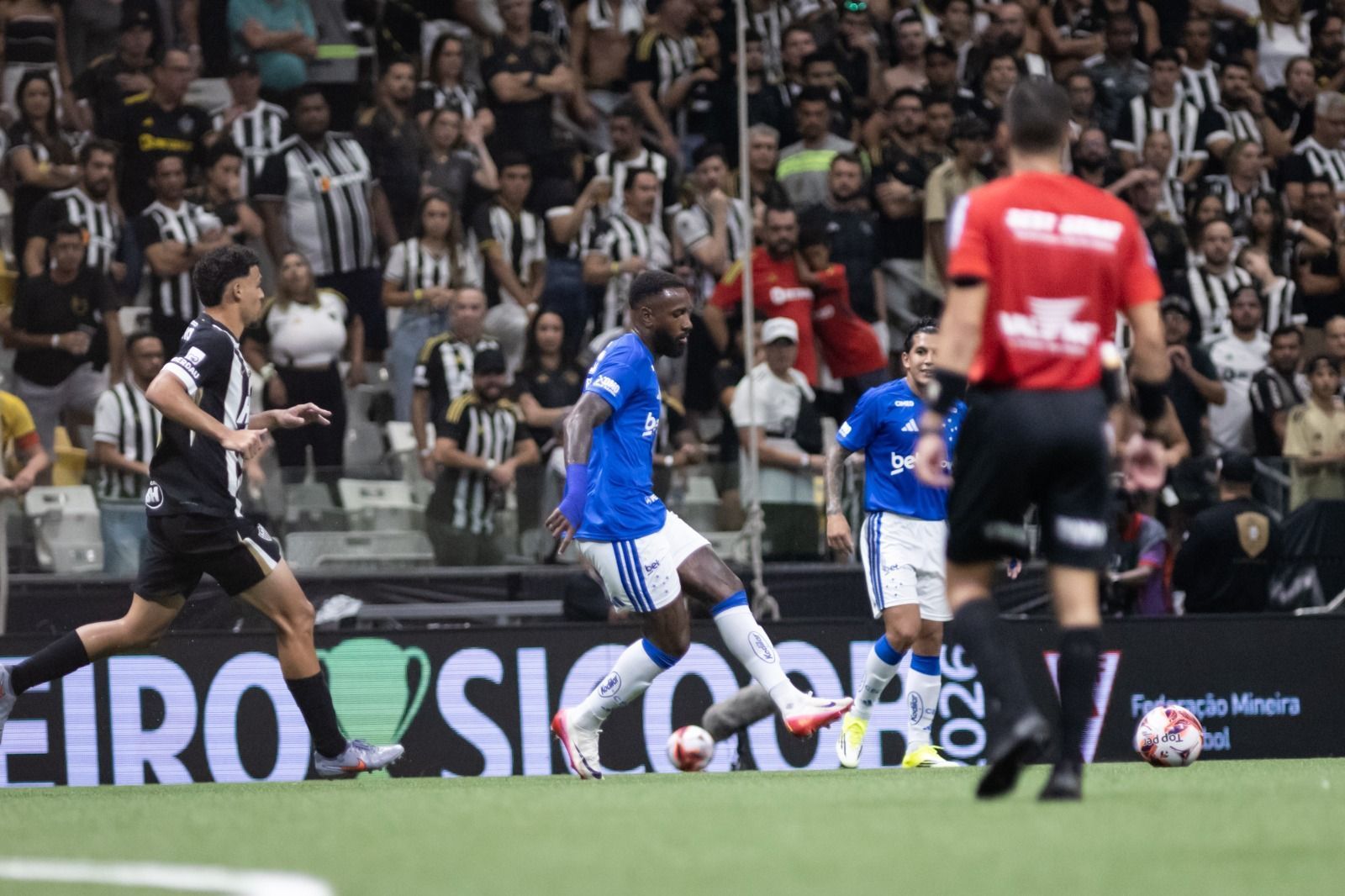 Gerson faz primeiro clássico pelo Cruzeiro em derrota para o Atlético; veja como foi