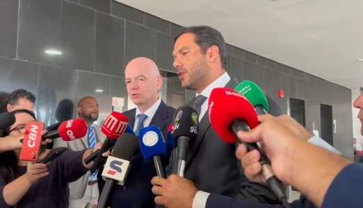 Gianni Infantino (esq) e Samir Xaud (dir) em Brasília