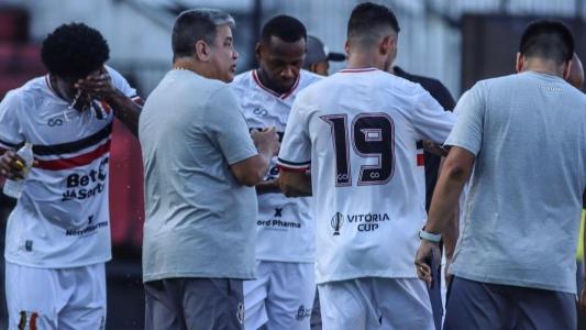 Técnico Marcelo Cabo passa orientações para jogadores do Santa Cruz durante amistoso de pré-temporada