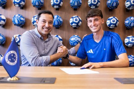 Pedro Junio ao lado de Eduardo Pape, joia do Cruzeiro