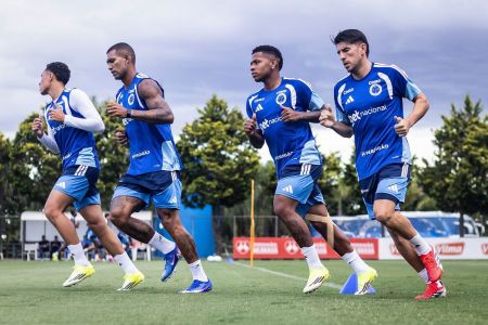 Lucas Villalba (dir) treina com jogadores do Cruzeiro na Toca da Raposa II