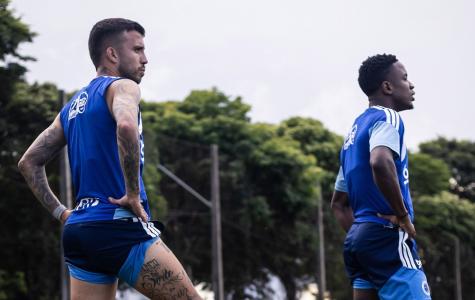 Matheus Henrique e Luis Sinisterra durante treino do Cruzeiro na Toca da Raposa II