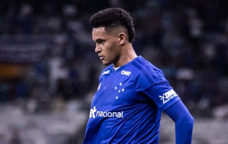 Kauã Prates em ação pelo Cruzeiro