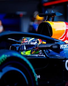 Isack Hadjar durante testes de shakedown da Fórmula 1 em Barcelona