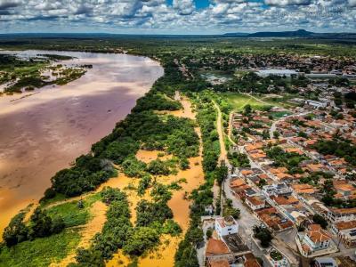 Chuvas dos últimos dias aumentou o nível do rio São Francisco, que transbordou em alguns trechos.