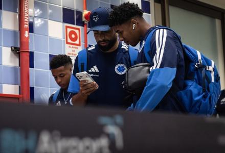 Ryan Guilherme (dir) ao lado de João Marcelo (esq) durante viagem do Cruzeiro