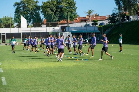 Jogadores do América em ação no CT Lanna Drumond
