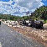Motorista morre após carreta capotar na BR-251, em Riacho dos Machados