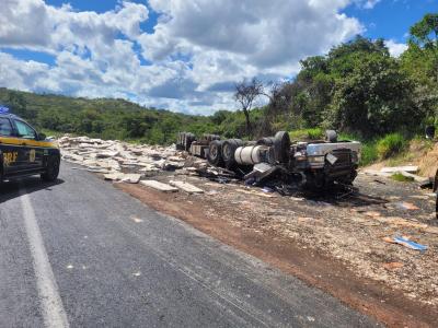 O acidente ocorreu em uma curva e o motorista morreu preso às ferragens.