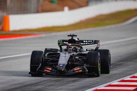 Lando Norris em ação pela McLaren durante testes de pré-temporada da Fórmula 1