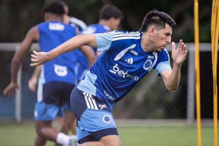 Lucas Villalba em treino do Cruzeiro