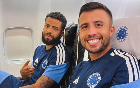 João Marcelo e Matheus Henrique durante viagem do Cruzeiro para jogo contra o Botafogo