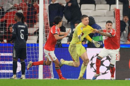 Goleiro Trubin, do Benfica, celebra gol sobre o Real Madrid