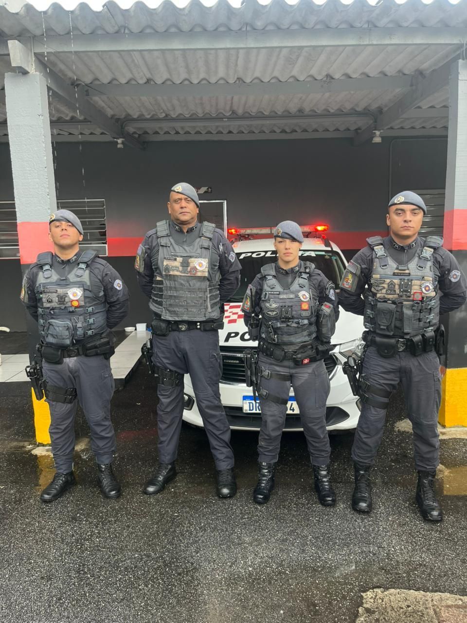 Vídeo: PMs resgatam família que teve veículo arrastado por enxurrada em SP