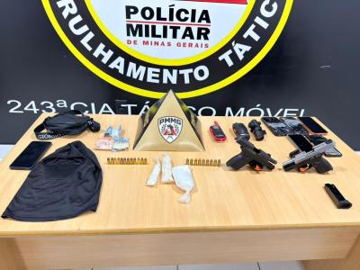 Foram apreendidas armas de fogo, drogas, dinheiro, aparelhos celulares e veículos utilizados no crime.