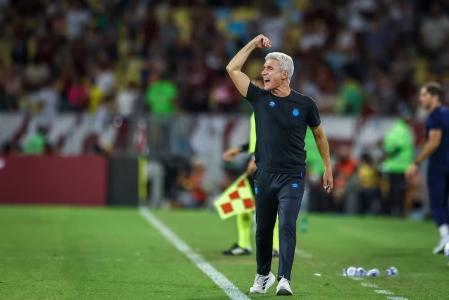 Luís Castro reclamou da insconstância do Grêmio na temporada