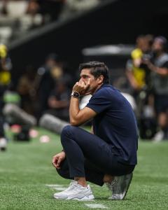 Abel Ferreira em campo na Arena MRV, em Belo Horizonte