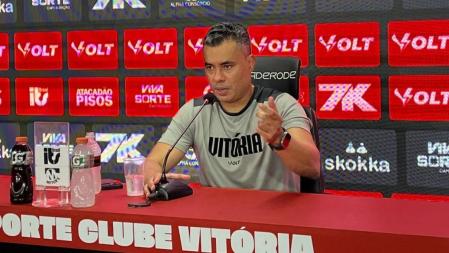 Técnico Jair Ventura durante entrevista coletiva