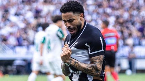 Matheus Bahia comemora gol do Ceará