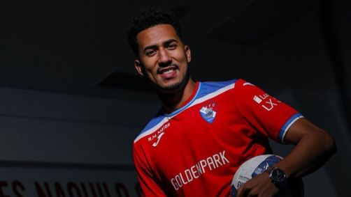 Weverson posa com a camisa do Gil Vicente