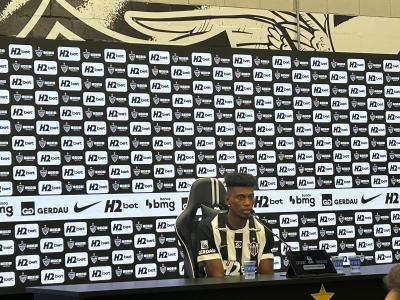 Mateo Cassierra durante apresentação oficial no Atlético
