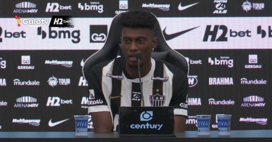 Mateo Cassierra durante coletiva de apresentação ao Atlético