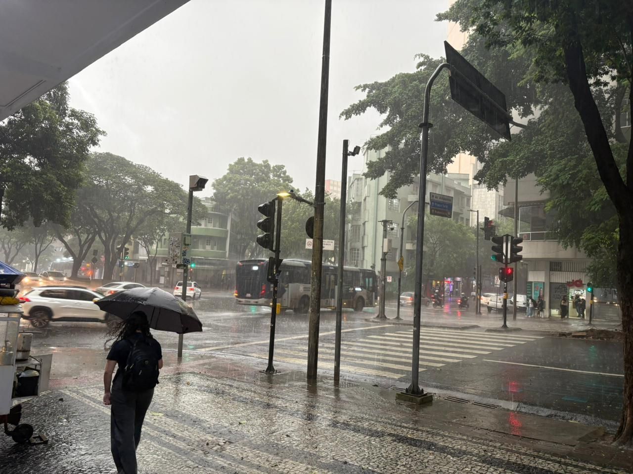Defesa Civil de BH emite alerta de granizo na noite desta quinta (29); veja orientações