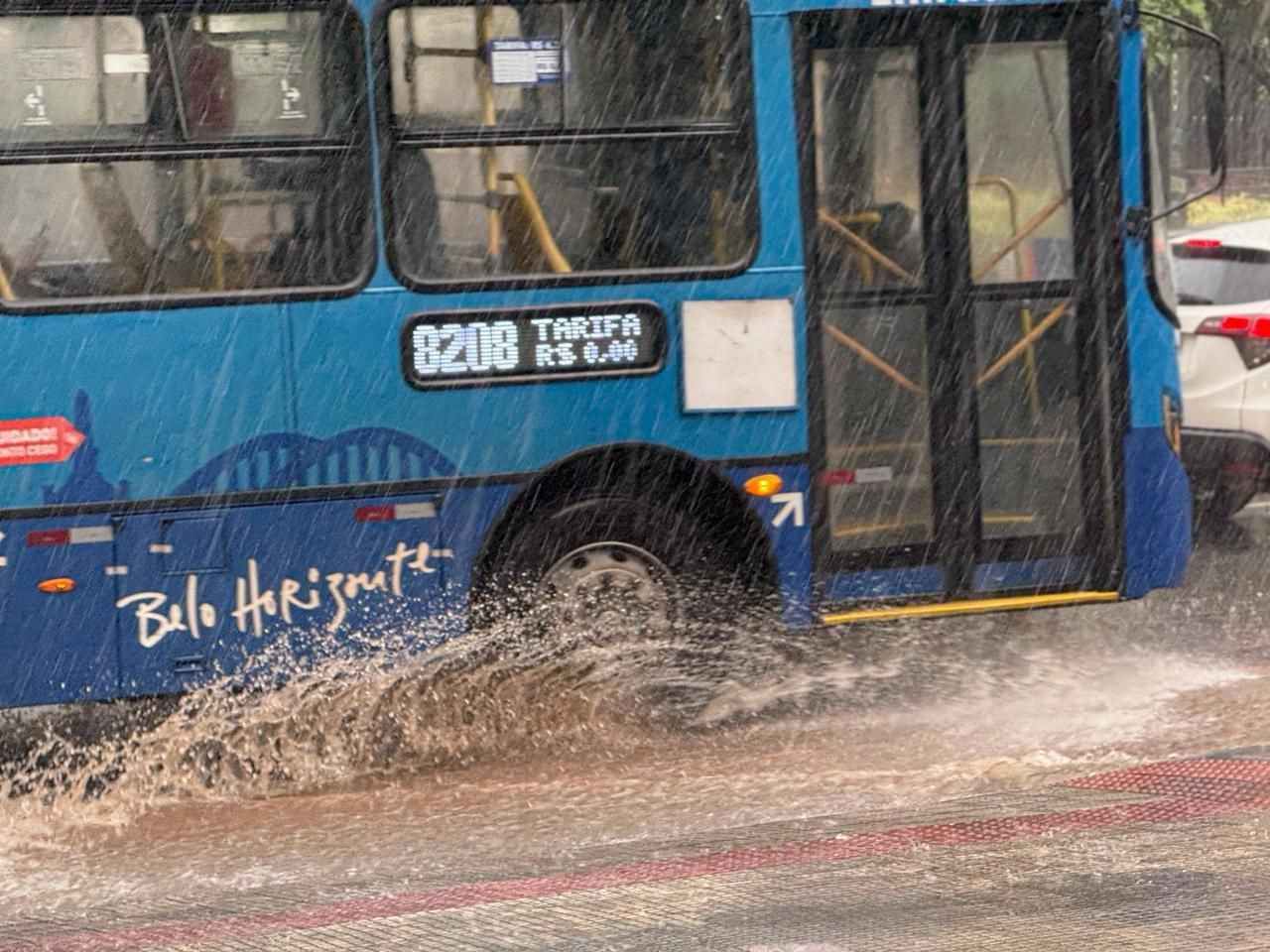 Vídeo: veja imagens da tempestade que atinge BH nesta quinta-feira (29)