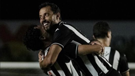Nenê abraça zagueiro Yan Souto, que marcou um dos gols do Botafogo-PB na goleada sobre o Pombal
