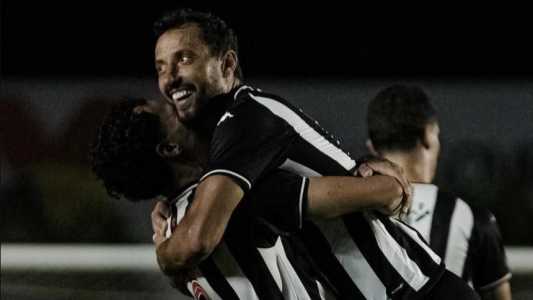 Nenê abraça zagueiro Yan Souto, que marcou um dos gols do Botafogo-PB na goleada sobre o Pombal