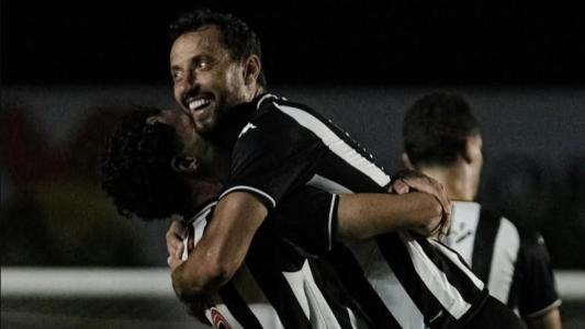 Nenê abraça zagueiro Yan Souto, que marcou um dos gols do Botafogo-PB na goleada sobre o Pombal