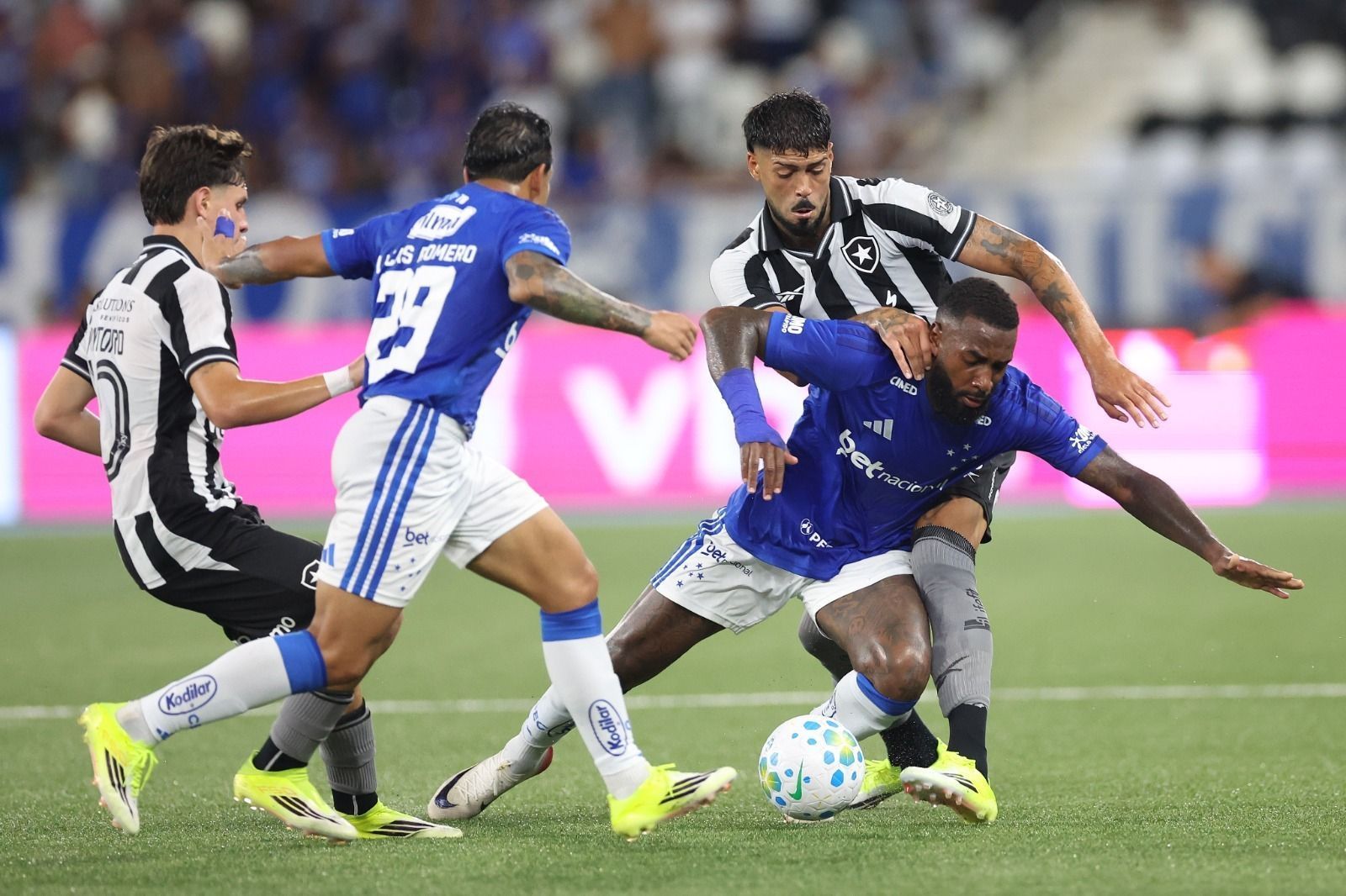 Cruzeiro sofre no segundo tempo e é goleado pelo Botafogo em estreia no Brasileirão