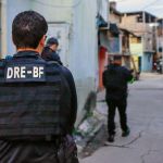 'Operação Contenção': polícia apreende armas e drogas em comunidade em Duque de Caxias-RJ