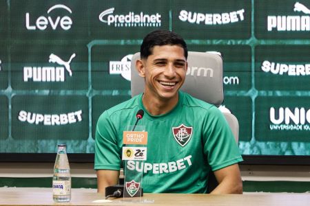 Savarino em coletiva de apresentação no Fluminense