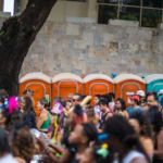 Mesmo com mais banheiros químicos, xixi na rua ainda é problema no Carnaval de BH