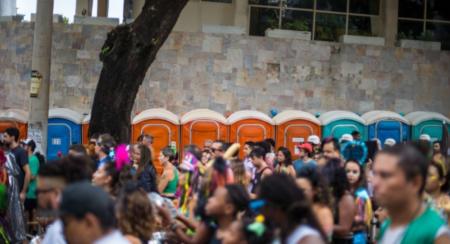 Banheiros químicos em avenida durante o Carnaval de BH