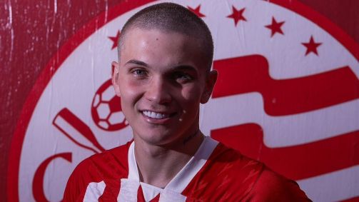 Léo Jance posa com a camisa do Náutico