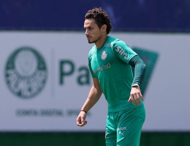 Próximo de acerto com novo clube, Raphael Veiga tem tarde de despedida no Palmeiras