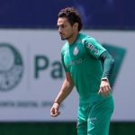 Próximo de acerto com novo clube, Raphael Veiga tem tarde de despedida no Palmeiras