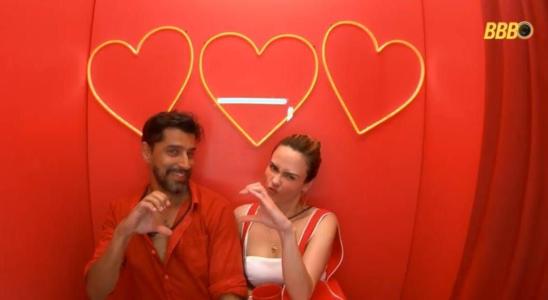 Cowboy e Ana Paula posam para foto no BBB 26