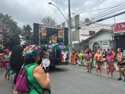 Bloco desfilou no Floresta na manhã deste domingo (1º)