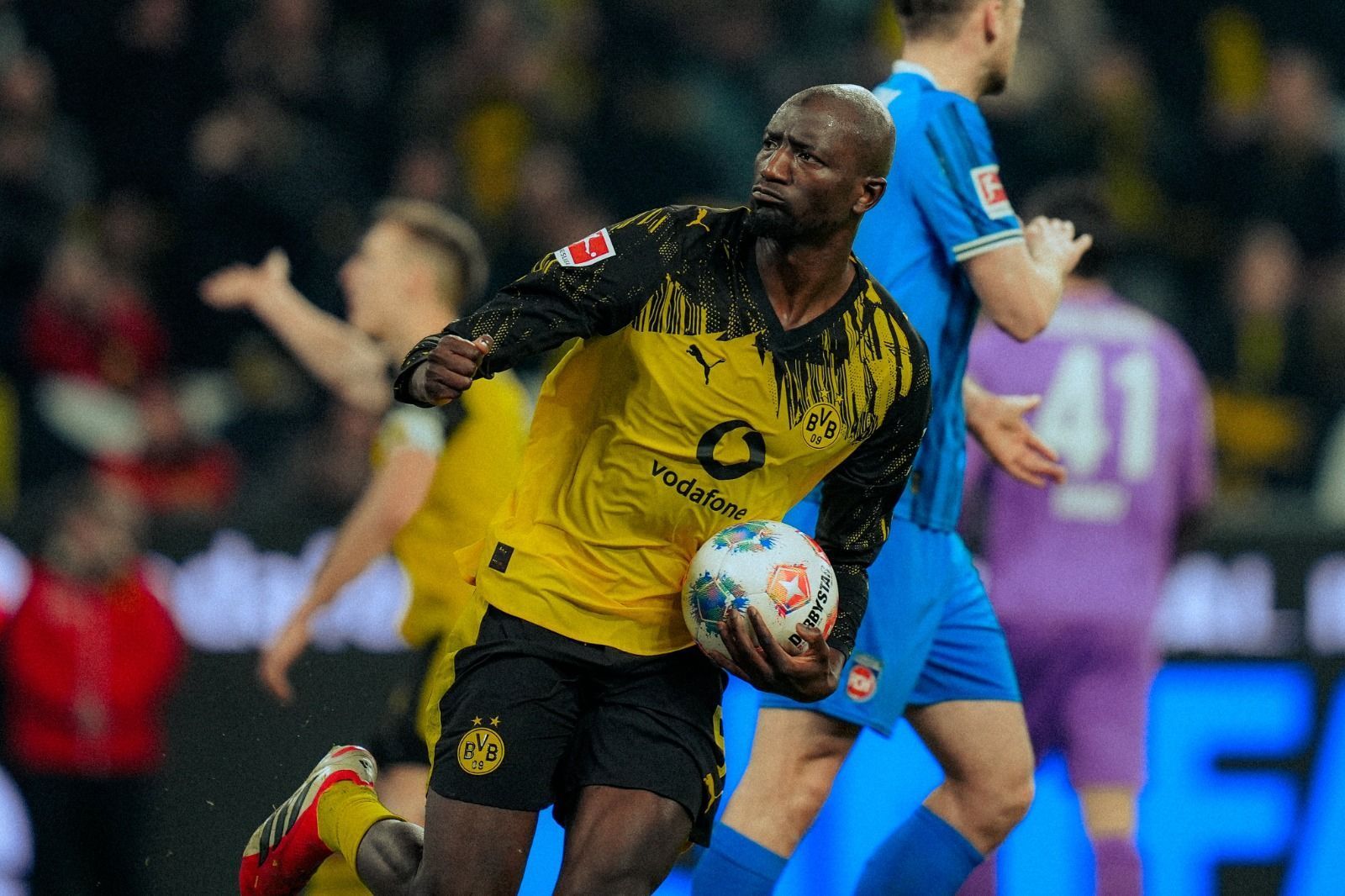 Borussia Dortmund vence Heidenheim em jogo de cinco gols do Campeonato Alemão