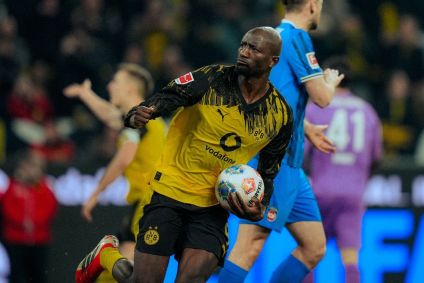 Serhyou Guirassy comemora gol pelo Borussia Dortmund