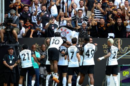 Jogadores do Corinthians celebraram o gol marcado por Gabriel Paulista