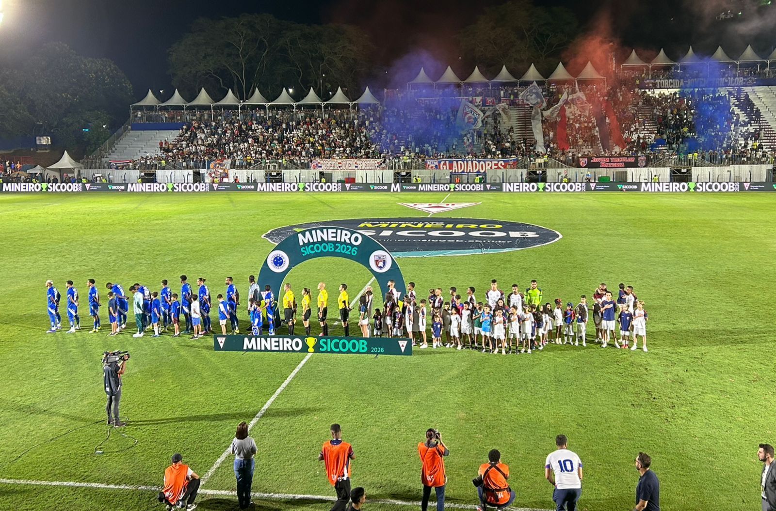 Show sertanejo agita pré-jogo de Betim x Cruzeiro na Arena Urbsan
